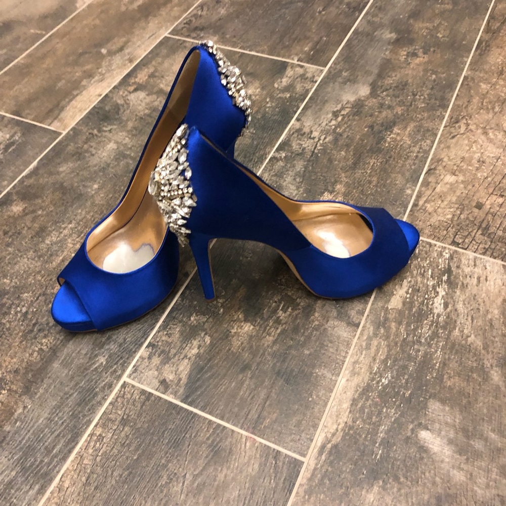 Badgley Mischka Kiara embellished pump